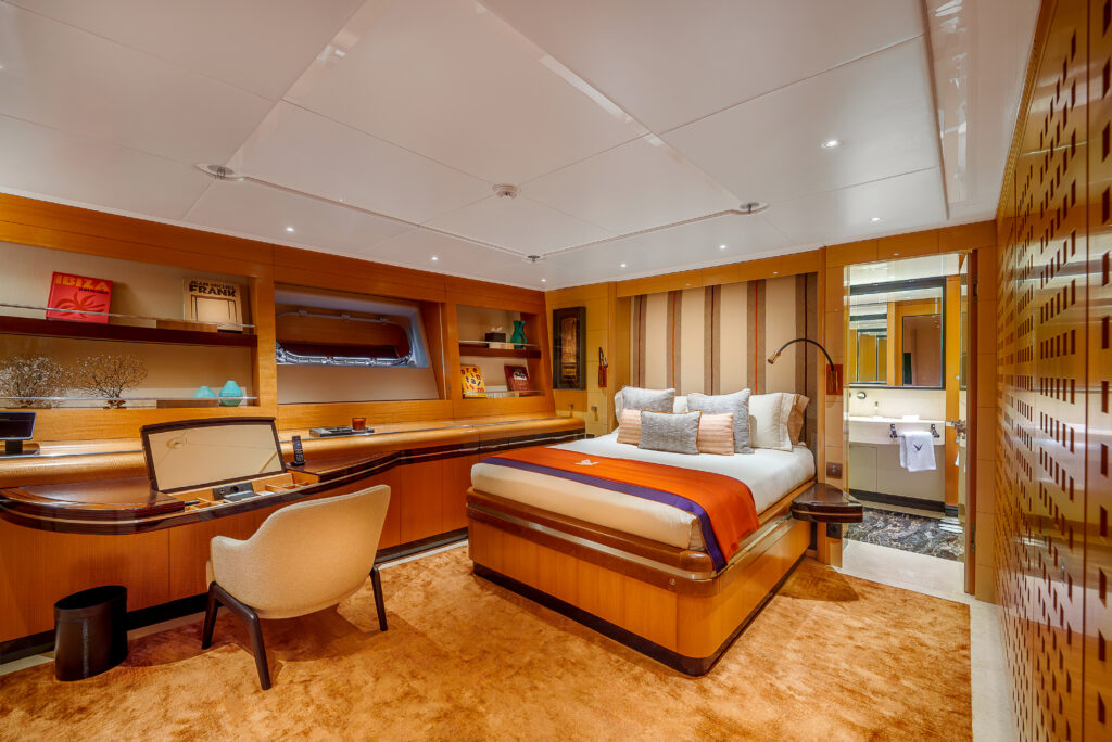 Maltese Falcon : 10 choses à savoir sur le voilier iconique de Jumeirah Privé 80 Jumeirah Maltese Falcon Interior Bedroom Double Cabin Bed4