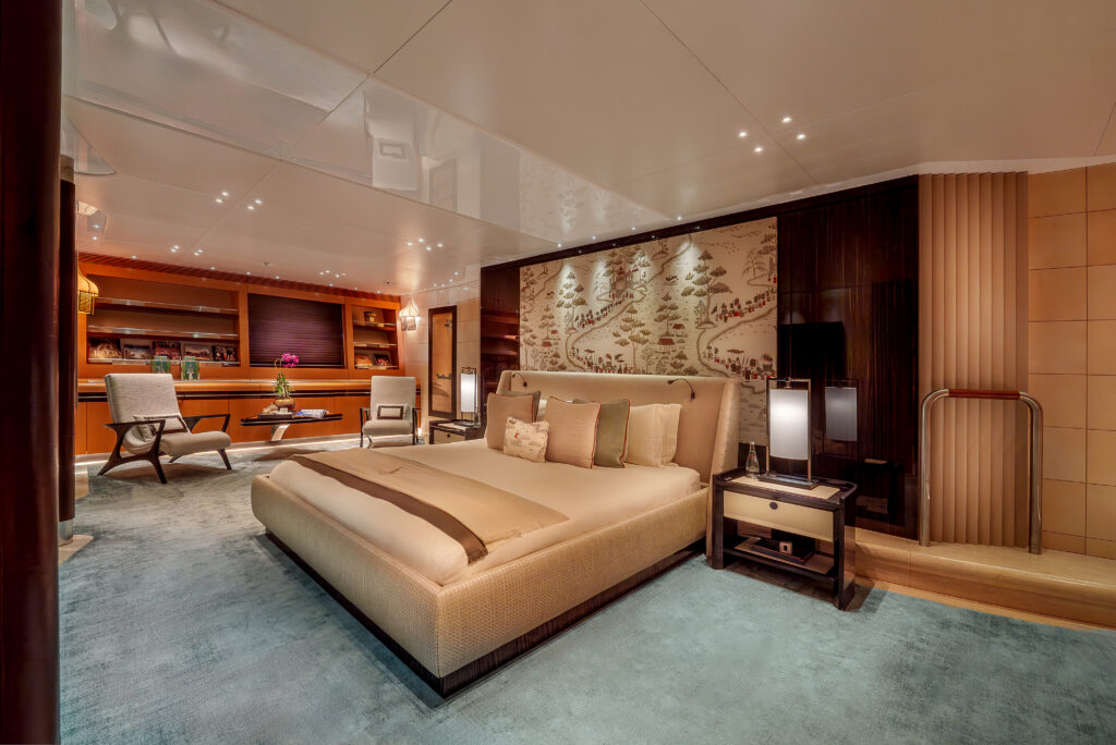 Maltese Falcon : 10 choses à savoir sur le voilier iconique de Jumeirah Privé 82 Jumeirah Maltese Falcon Interior Bedroom Full Beam Master Suite Bed