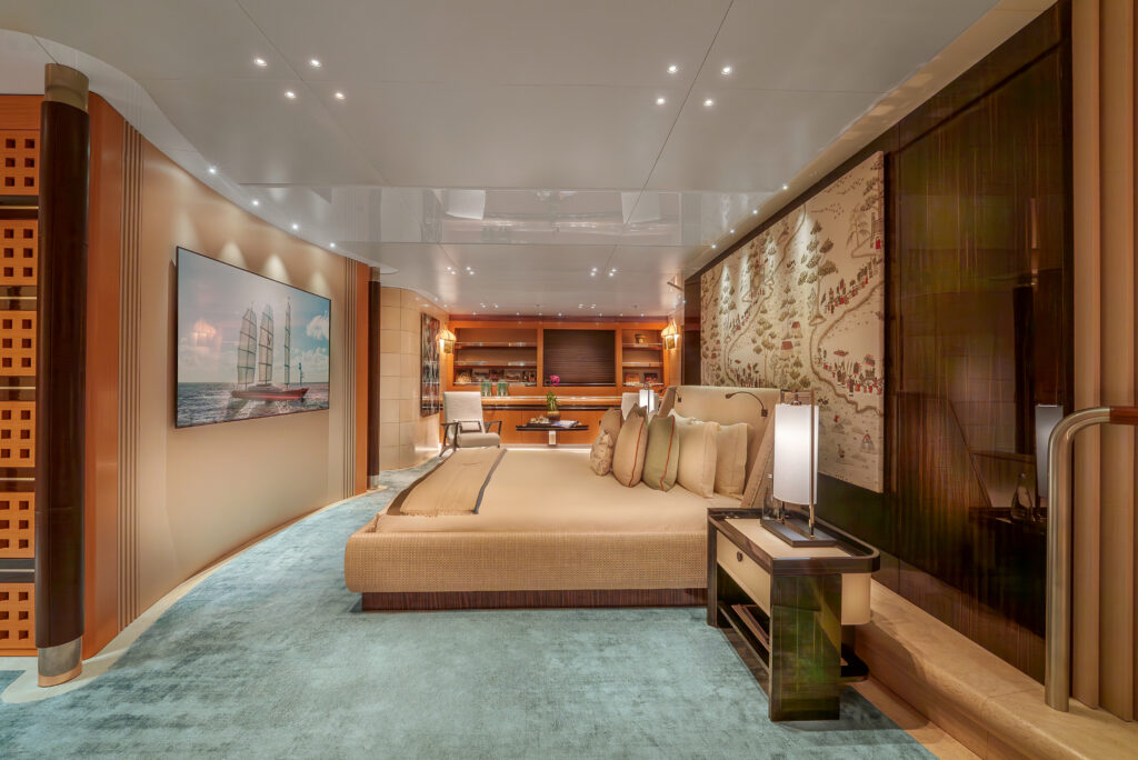 Maltese Falcon : 10 choses à savoir sur le voilier iconique de Jumeirah Privé 81 Jumeirah Maltese Falcon Interior Bedroom Full Beam Master Suite Bed Side View