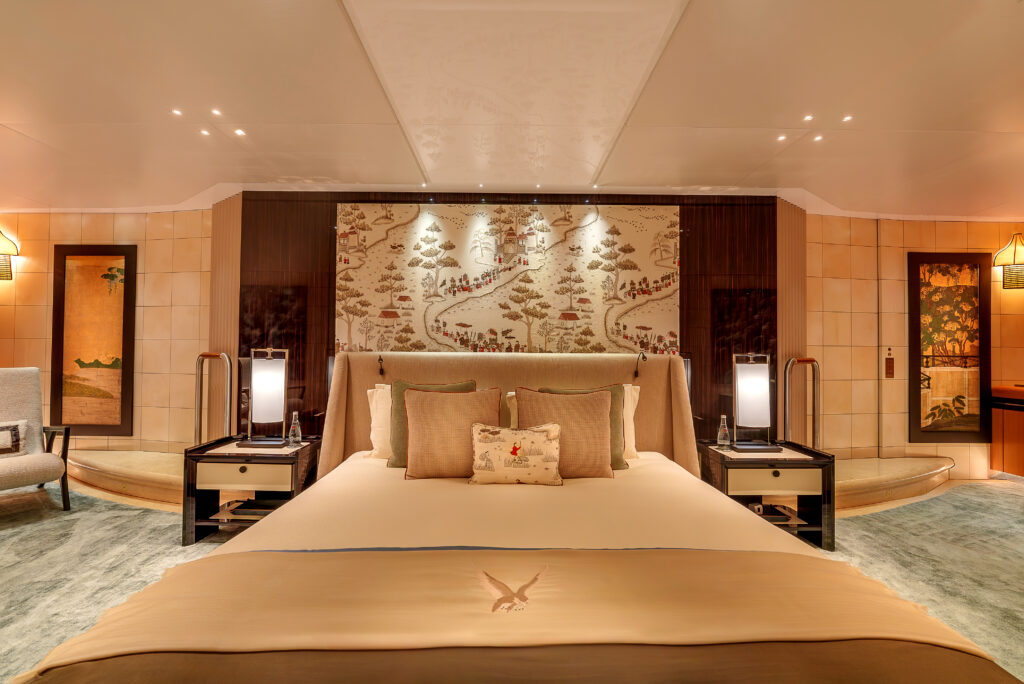 Maltese Falcon : 10 choses à savoir sur le voilier iconique de Jumeirah Privé 83 Jumeirah Maltese Falcon Interior Bedroom Full Beam Master Suite Front View Bed