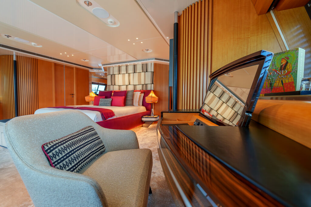 Maltese Falcon : 10 choses à savoir sur le voilier iconique de Jumeirah Privé 86 Jumeirah Maltese Falcon Interior Bedroom VIP Cabin3