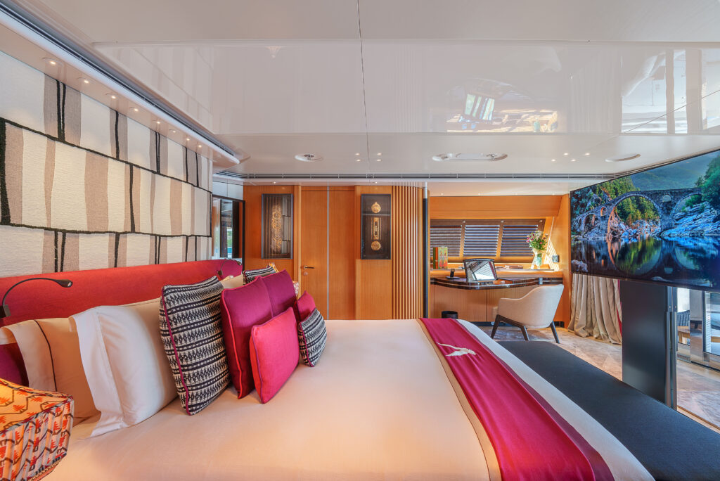 Maltese Falcon : 10 choses à savoir sur le voilier iconique de Jumeirah Privé 85 Jumeirah Maltese Falcon Interior Bedroom VIP Cabin Bed2