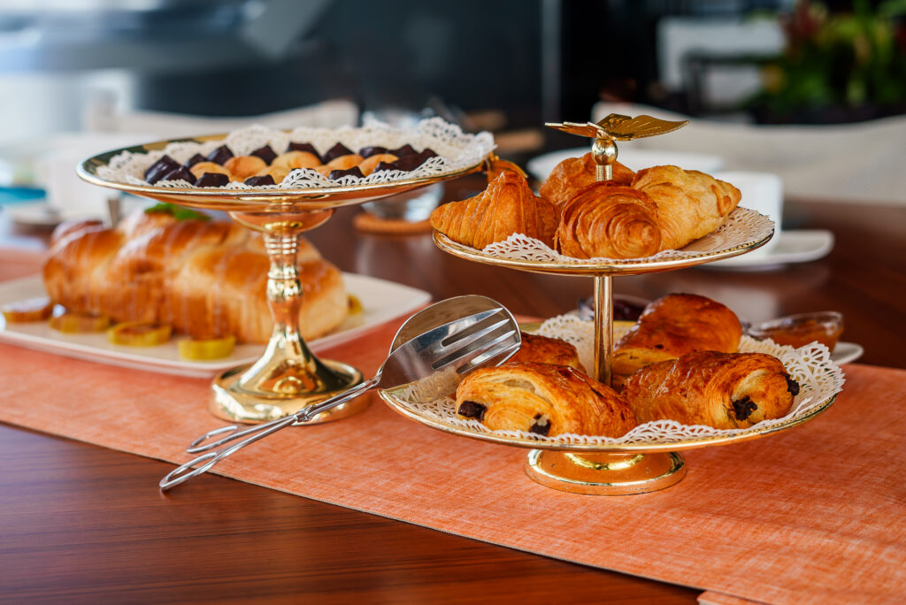 Maltese Falcon : 10 choses à savoir sur le voilier iconique de Jumeirah Privé 92 Jumeirah Maltese Falcon Interior Food Viennoiserie