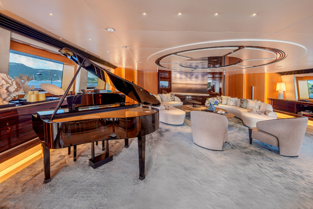 Maltese Falcon : 10 choses à savoir sur le voilier iconique de Jumeirah Privé 95 Jumeirah Maltese Falcon Interior Lounge Grand piano