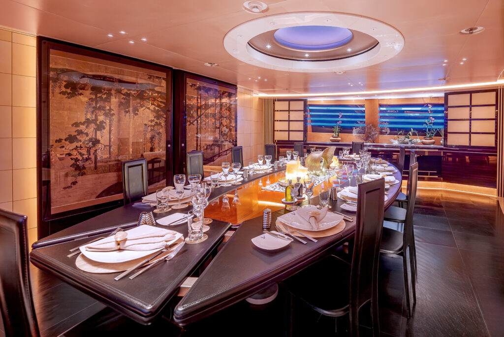 Maltese Falcon : 10 choses à savoir sur le voilier iconique de Jumeirah Privé 103 Jumeirah Maltese Falcon Interior Restaurant
