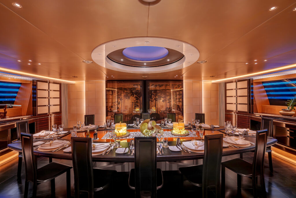 Maltese Falcon : 10 choses à savoir sur le voilier iconique de Jumeirah Privé 102 Jumeirah Maltese Falcon Interior Restaurant Dining Table