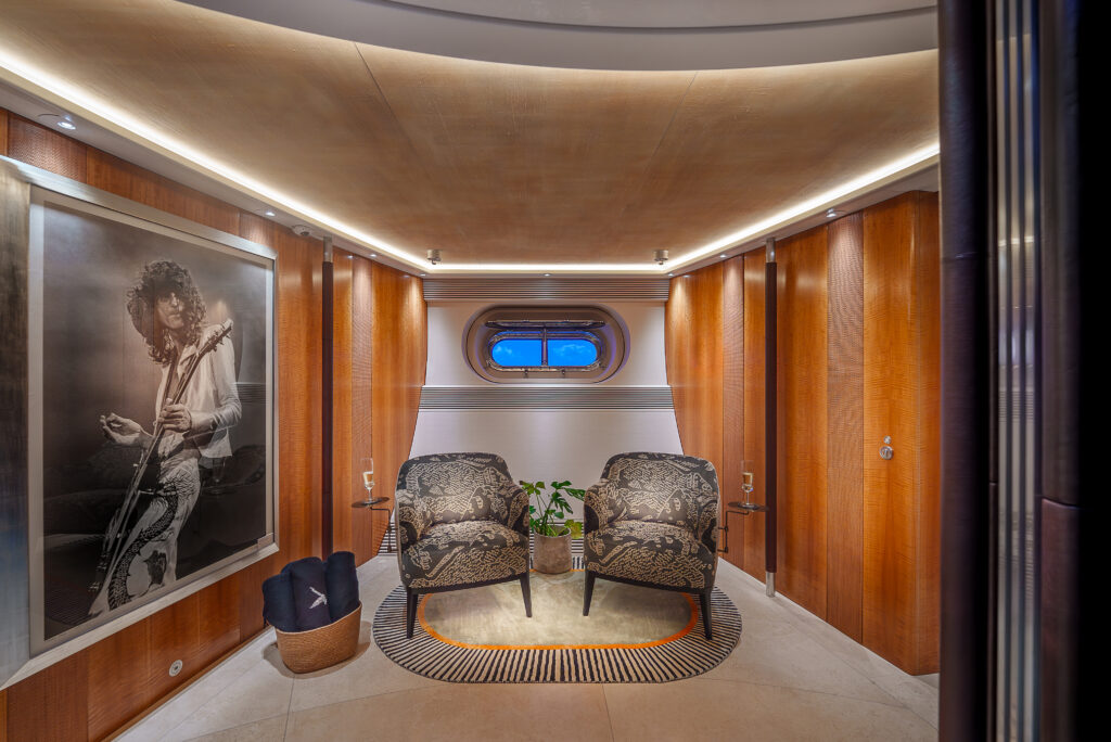 Maltese Falcon : 10 choses à savoir sur le voilier iconique de Jumeirah Privé 104 Jumeirah Maltese Falcon Interior Seating Area with Artwork