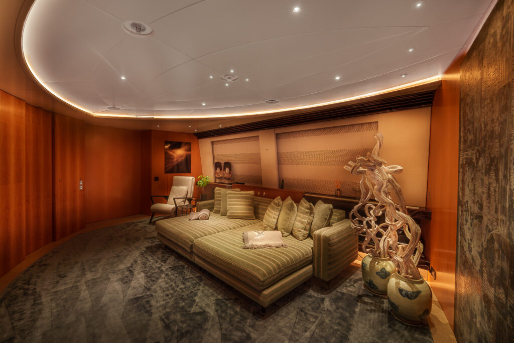 Maltese Falcon : 10 choses à savoir sur le voilier iconique de Jumeirah Privé 106 Jumeirah Maltese Falcon Interior Seating Area2