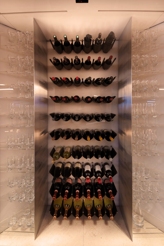 Maltese Falcon : 10 choses à savoir sur le voilier iconique de Jumeirah Privé 112 Jumeirah Maltese Falcon Interior Wine Storage Rack