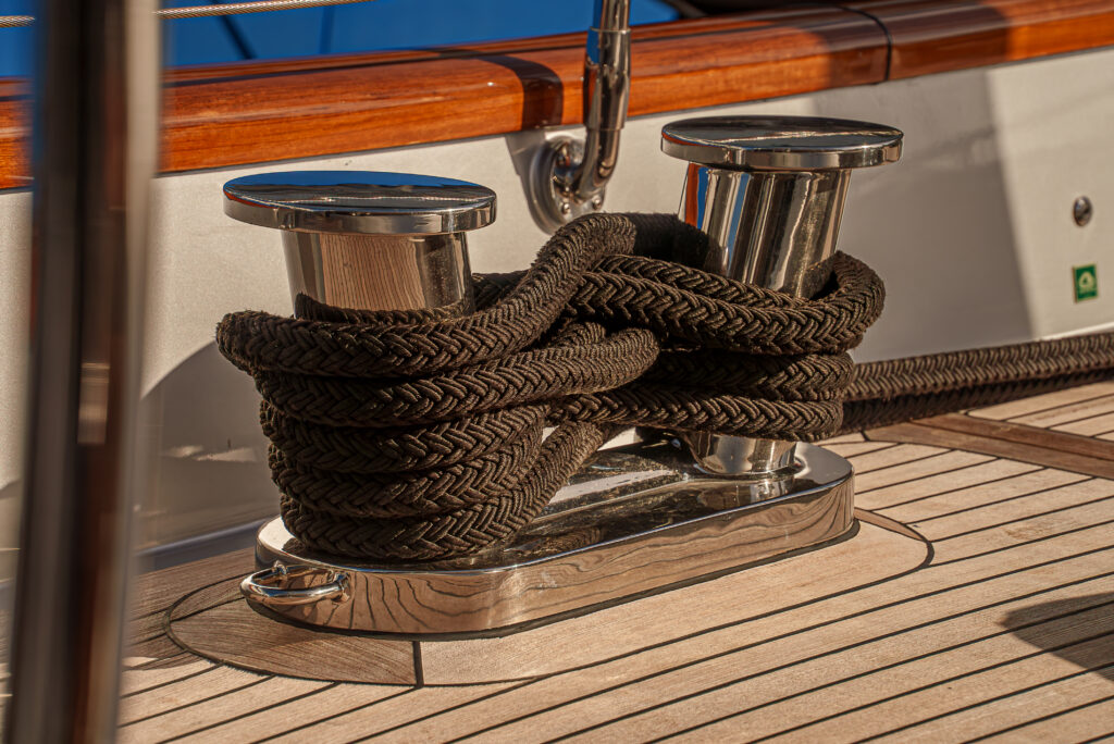 Maltese Falcon : 10 choses à savoir sur le voilier iconique de Jumeirah Privé 113 Jumeirah Maltese Falcon Mooring Equipment Aft Deck Equipment Rope