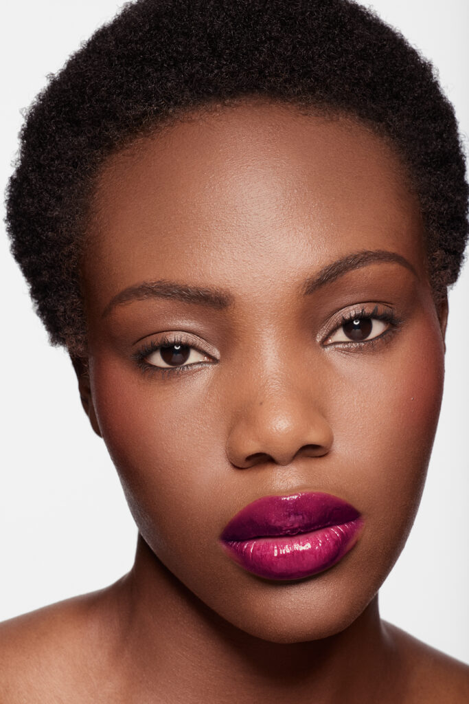 M·A·C travaille la lèvre comme une surface de lumière 25 MAC FY26 LipGlassCushion Beauty Grapesicle GLOBAL sRGB72