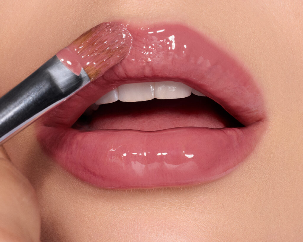 M·A·C travaille la lèvre comme une surface de lumière 26 MAC FY26 LipGlassCushion Beauty Mauvement LipCrop GLOBAL sRGB72