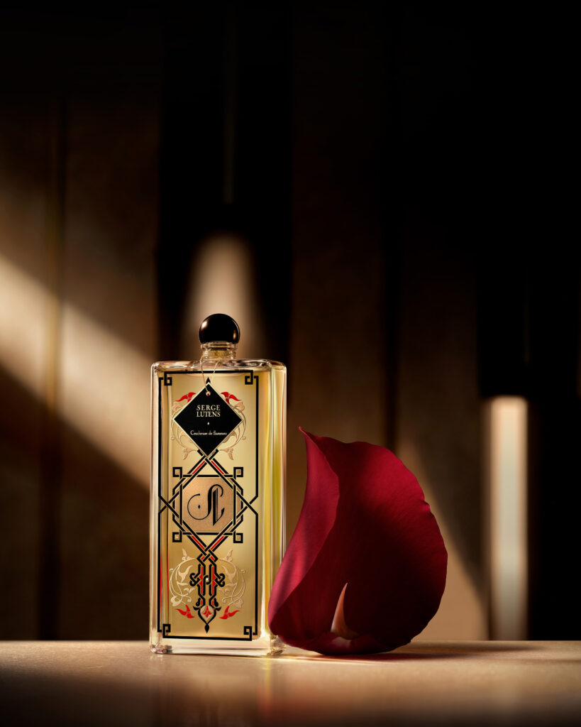 Serge Lutens ouvre le Royaume des Lumières, un théâtre olfactif entre oud, cuir, rose et vertige 28 SL CRACHEUSE DE FLAMME INSTITUTIONAL VISUAL CRACHEUSE DE FLAMMES