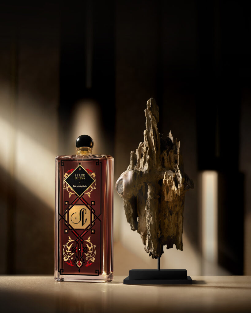 Serge Lutens ouvre le Royaume des Lumières, un théâtre olfactif entre oud, cuir, rose et vertige 25 SL ROYAUME DES LUMIERES INSTITUTIONAL VISUAL Bois Roi D agalloche