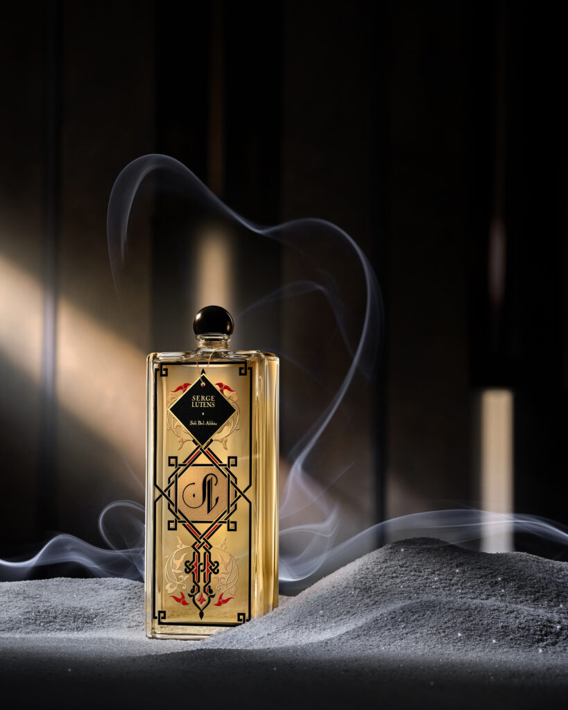Serge Lutens ouvre le Royaume des Lumières, un théâtre olfactif entre oud, cuir, rose et vertige 26 SL ROYAUME DES LUMIERES INSTITUTIONAL VISUAL SIDE BEL ABBES