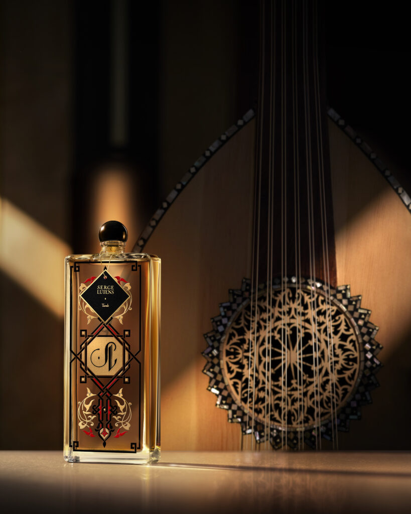 Serge Lutens ouvre le Royaume des Lumières, un théâtre olfactif entre oud, cuir, rose et vertige 29 SL ROYAUME DES LUMIERES INSTITUTIONAL VISUAL TARAB