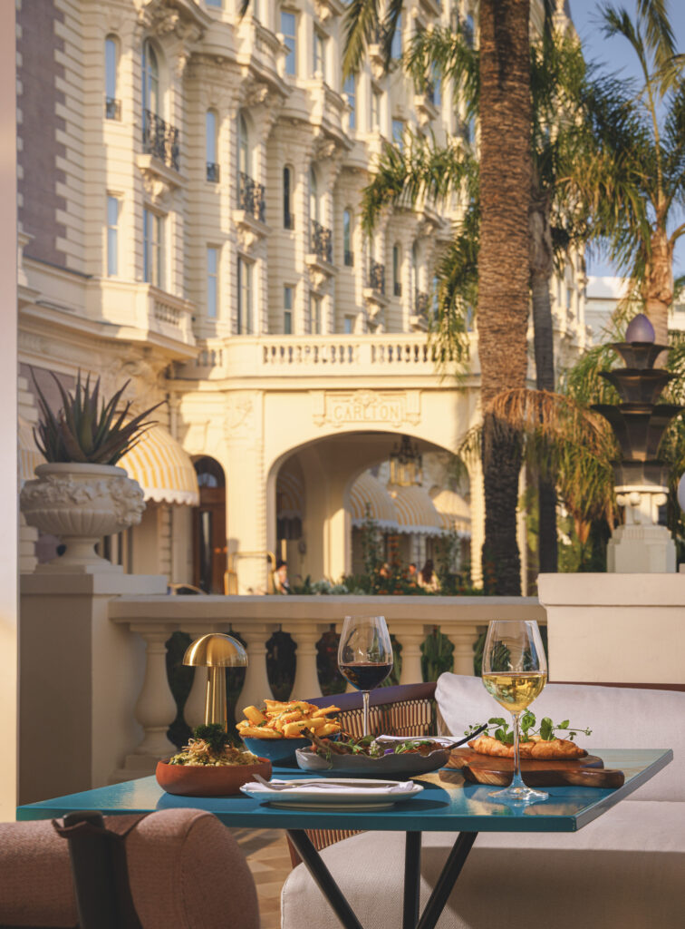 Rüya Cannes, l’Anatolie en terrasse sur la Croisette 33 Table with view © Carlton Cannes Burak Can Aksit
