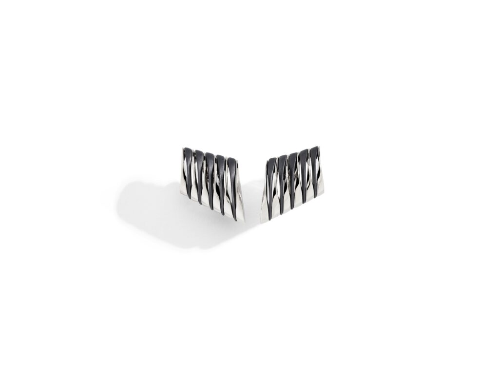 Vhernier réinvente Coucher du Soleil, ou l’art de faire vibrer la lumière 31 VHT01826B0101 COUCHER DU SOLEIL ENDLESS earclips in white gold black titanium