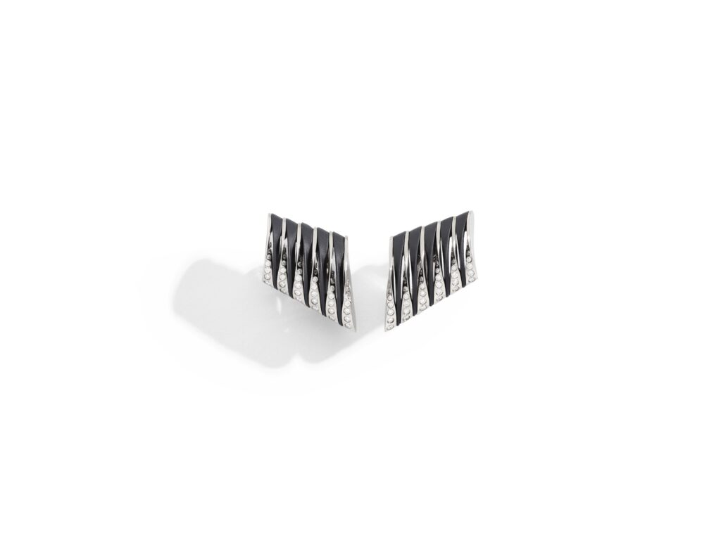 Vhernier réinvente Coucher du Soleil, ou l’art de faire vibrer la lumière 34 VHTG1826B0321 COUCHER DU SOLEIL ENDLESS earclips in white gold diamonds black titanium