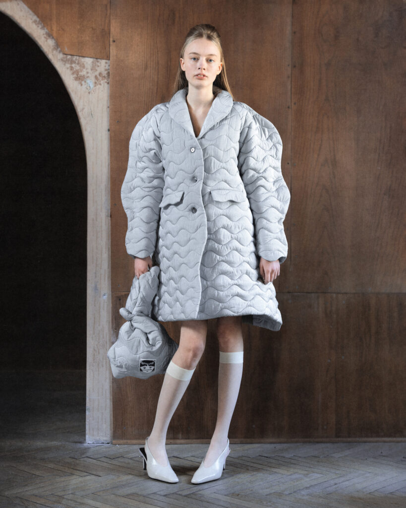 Hisu Park FW26 : quand le tissu se contracte pour former une vague 25 001 FW26 HISUPARK LOOKBOOK