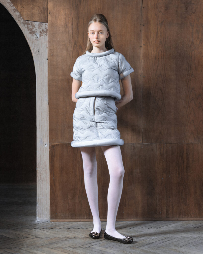 Hisu Park FW26 : quand le tissu se contracte pour former une vague 26 002 FW26 HISUPARK LOOKBOOK