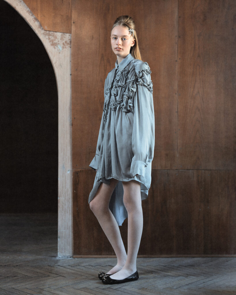 Hisu Park FW26 : quand le tissu se contracte pour former une vague 27 003 FW26 HISUPARK LOOKBOOK
