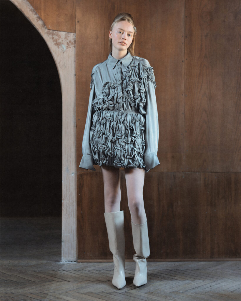 Hisu Park FW26 : quand le tissu se contracte pour former une vague 28 004 FW26 HISUPARK LOOKBOOK