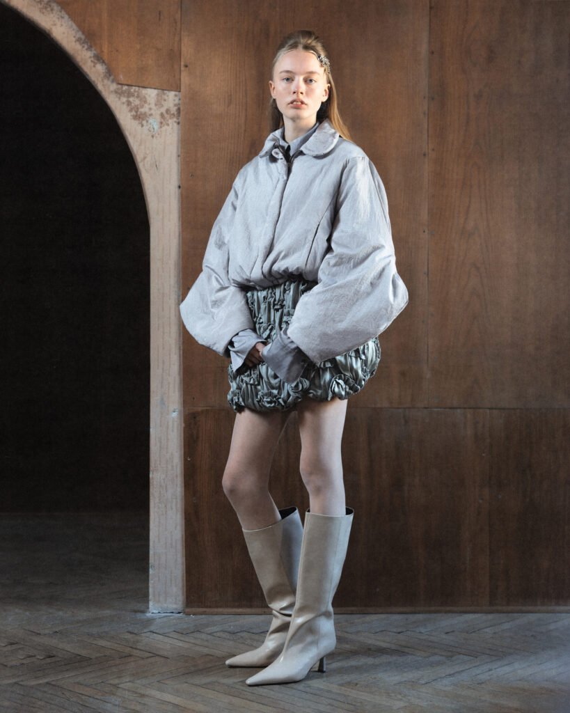 Hisu Park FW26 : quand le tissu se contracte pour former une vague 29 005 FW26 HISUPARK LOOKBOOK