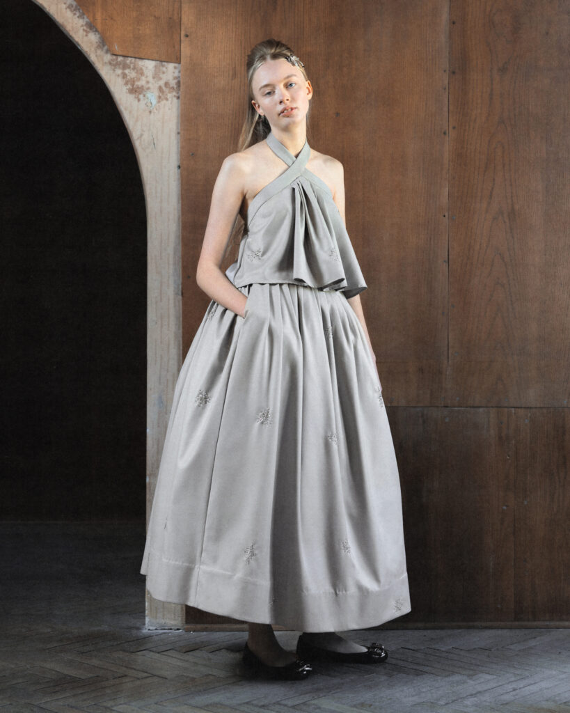 Hisu Park FW26 : quand le tissu se contracte pour former une vague 30 006 FW26 HISUPARK LOOKBOOK