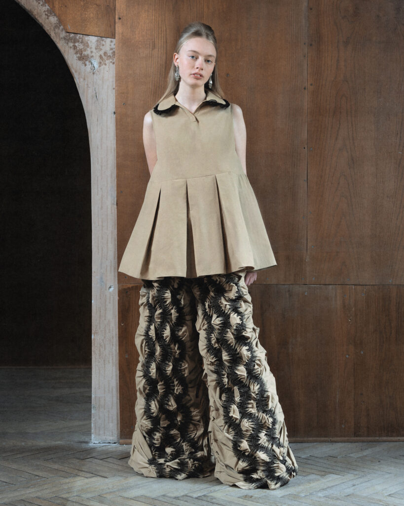 Hisu Park FW26 : quand le tissu se contracte pour former une vague 31 007 FW26 HISUPARK LOOKBOOK