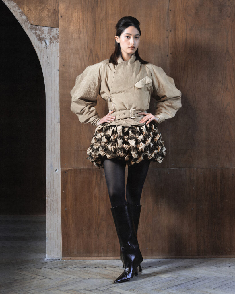 Hisu Park FW26 : quand le tissu se contracte pour former une vague 32 008 FW26 HISUPARK LOOKBOOK