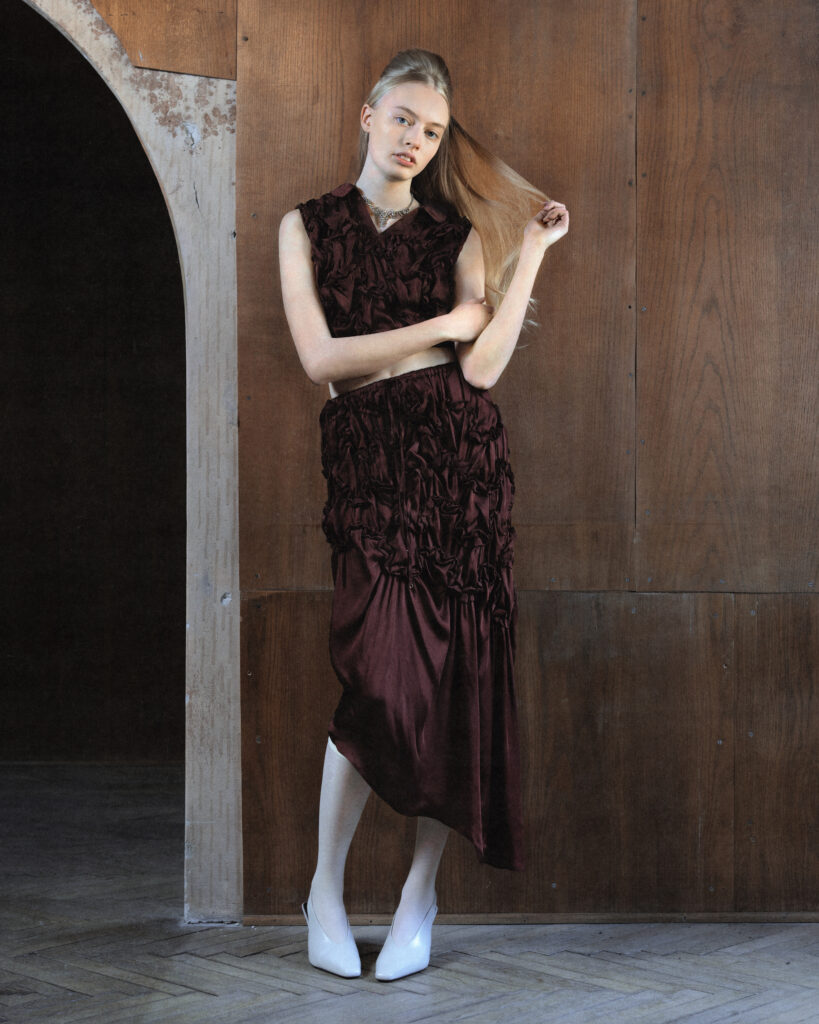 Hisu Park FW26 : quand le tissu se contracte pour former une vague 33 009 FW26 HISUPARK LOOKBOOK