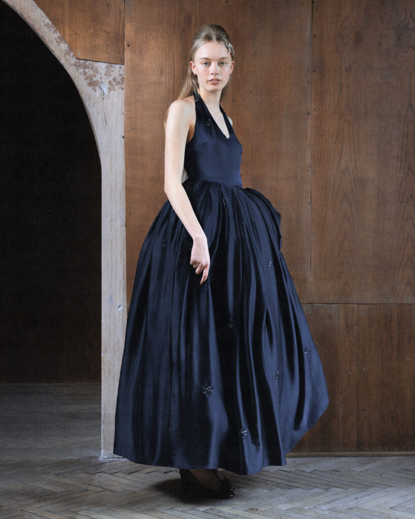 Hisu Park FW26 : quand le tissu se contracte pour former une vague 34 010 FW26 HISUPARK LOOKBOOK