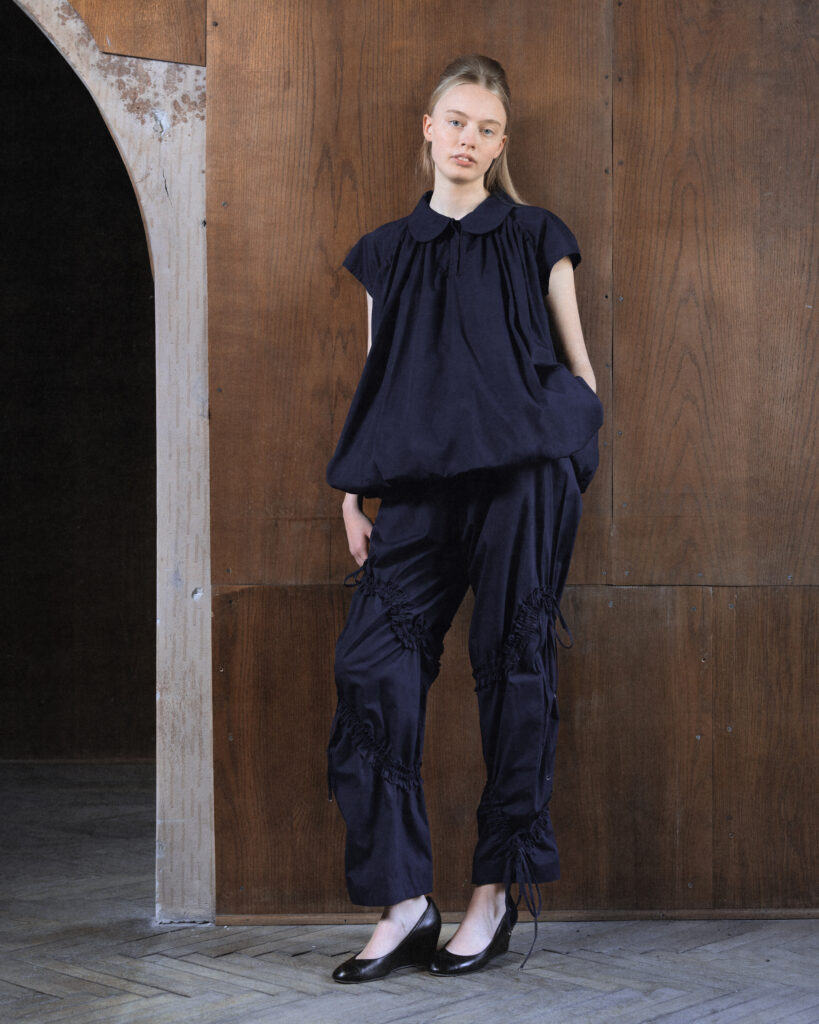 Hisu Park FW26 : quand le tissu se contracte pour former une vague 35 011 FW26 HISUPARK LOOKBOOK
