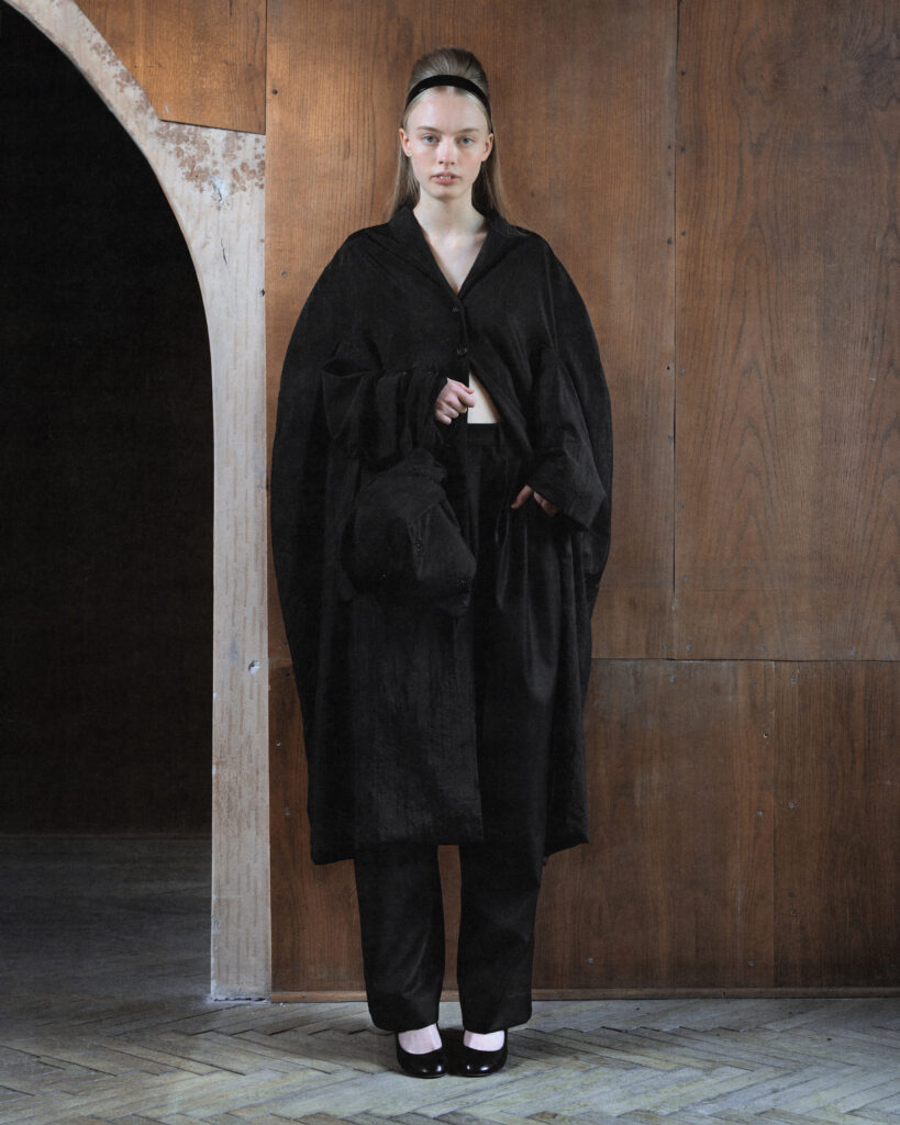 Hisu Park FW26 : quand le tissu se contracte pour former une vague 36 012 FW26 HISUPARK LOOKBOOK