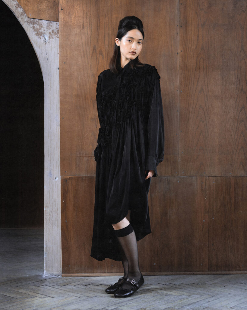 Hisu Park FW26 : quand le tissu se contracte pour former une vague 37 013 FW26 HISUPARK LOOKBOOK