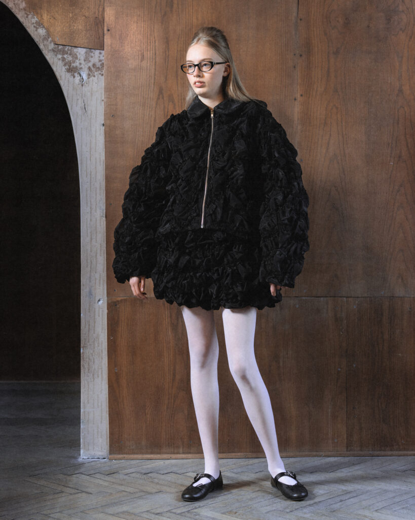 Hisu Park FW26 : quand le tissu se contracte pour former une vague 38 014 FW26 HISUPARK LOOKBOOK