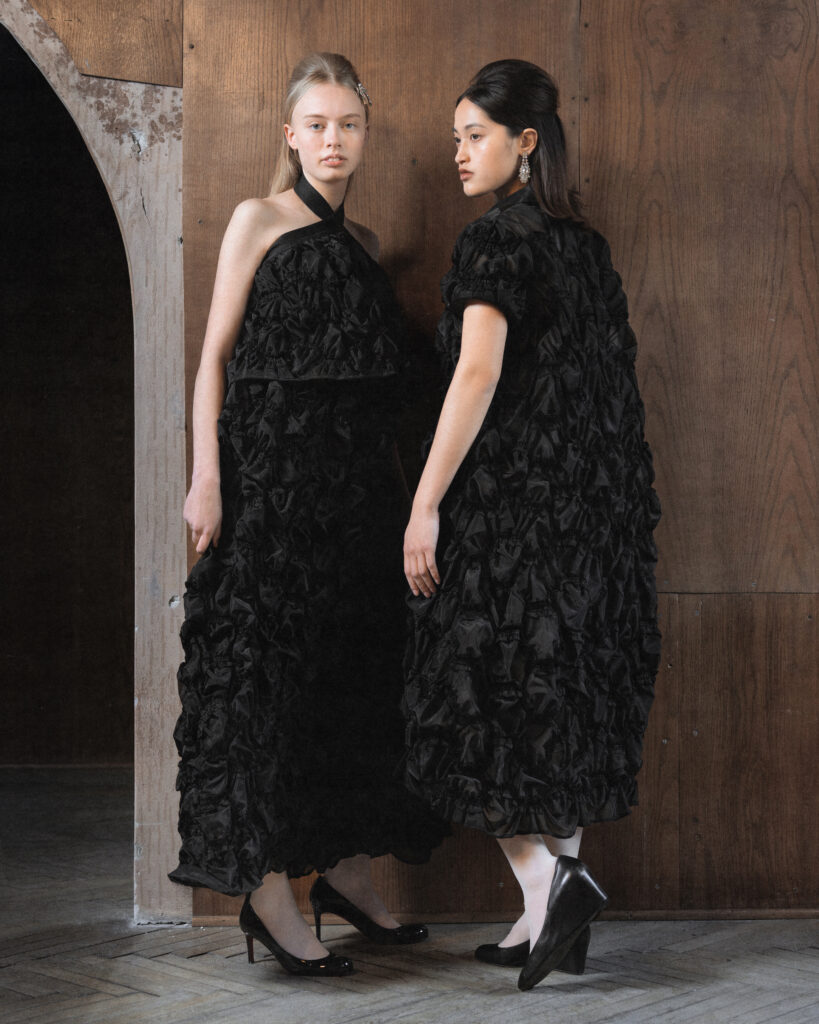 Hisu Park FW26 : quand le tissu se contracte pour former une vague 39 015 FW26 HISUPARK LOOKBOOK