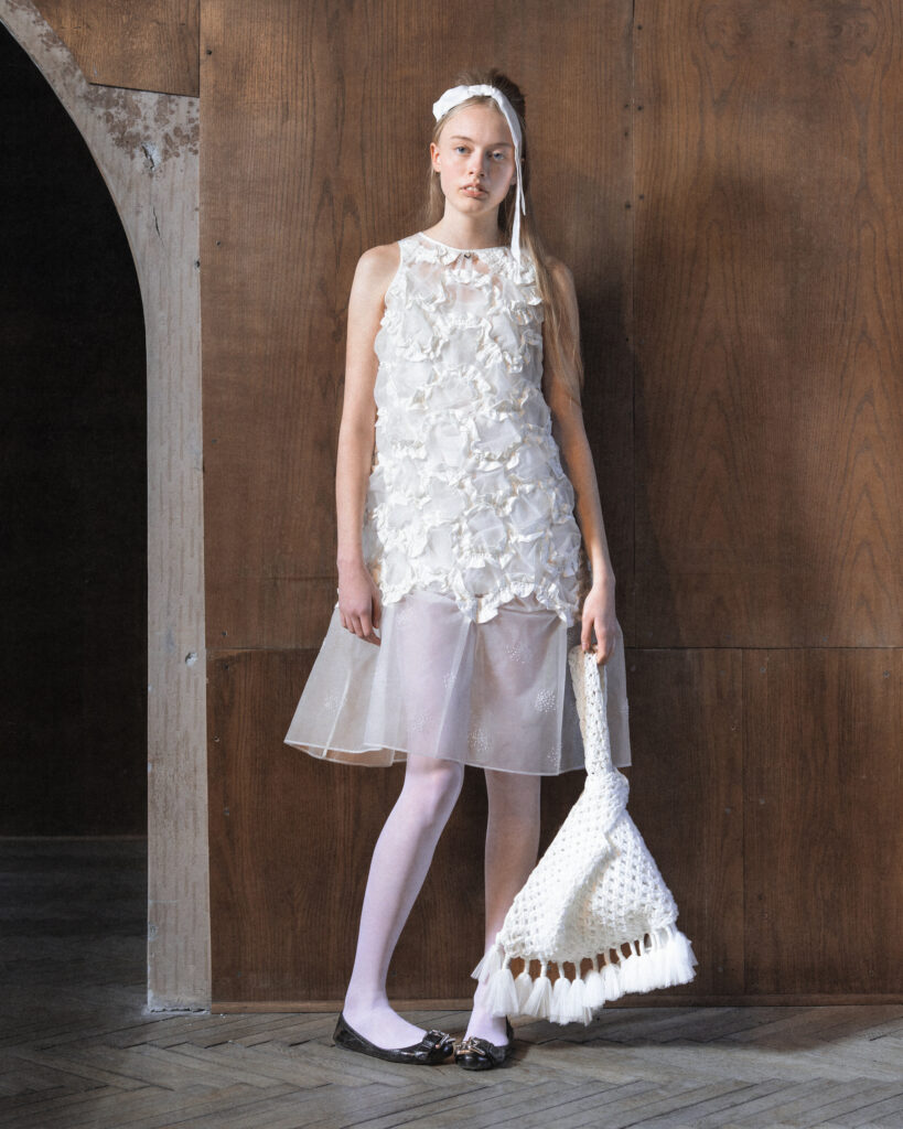 Hisu Park FW26 : quand le tissu se contracte pour former une vague 41 017 FW26 HISUPARK LOOKBOOK