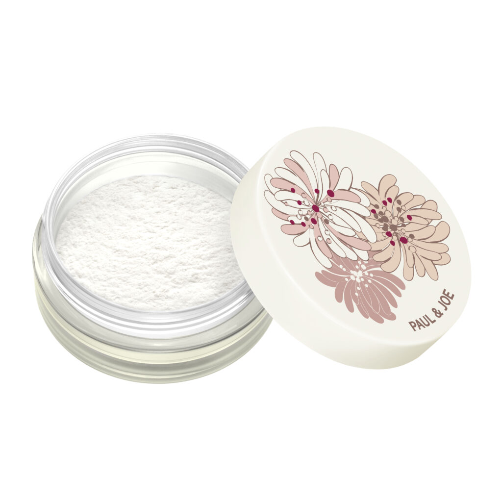 Paul & Joe Beauté compose l’été en pigments clairs et gestes nomades 38 26SU LONG LASTING LOOSE POWDE OPEN