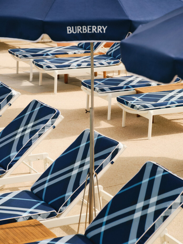Burberry installe son motif Check sur la Riviera des Fitzgerald 44 BURBERRY 2026 HT BELLE RIVES BEACH CLUB JETTY sRGB CROPPED CLEAN 01 3x4