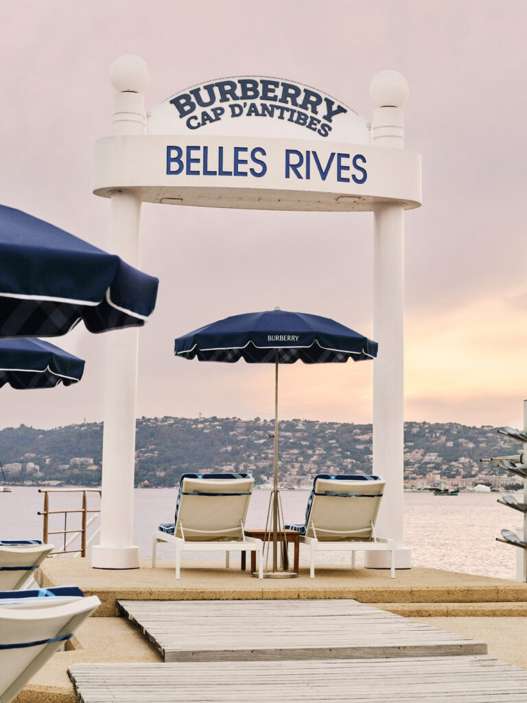 Burberry installe son motif Check sur la Riviera des Fitzgerald 45 BURBERRY 2026 HT BELLE RIVES BEACH CLUB SIGN sRGB CROPPED CLEAN 01 3x4