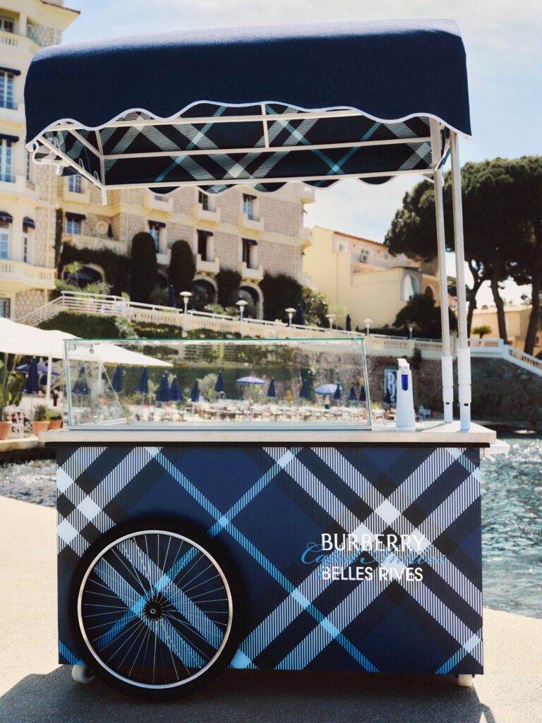 Burberry installe son motif Check sur la Riviera des Fitzgerald 48 BURBERRY 2026 HT BELLE RIVES ICE CREAM CART sRGB CROPPED CLEAN 02 3x4
