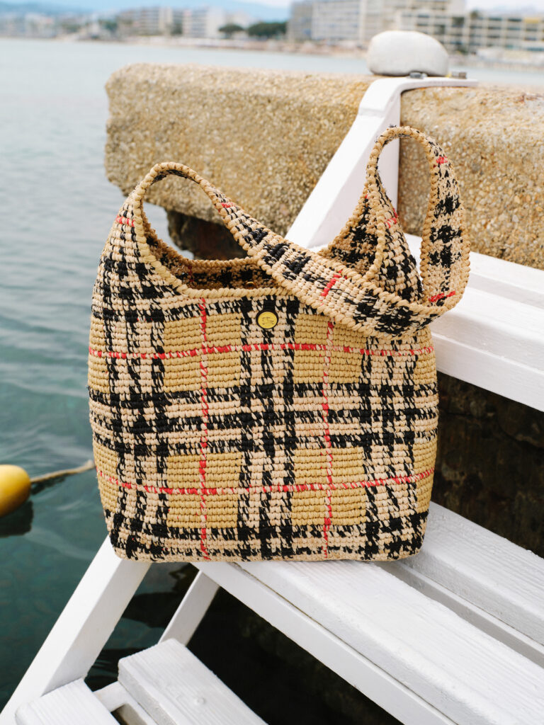 Burberry installe son motif Check sur la Riviera des Fitzgerald 52 BURBERRY 2026 HT BELLE RIVES STILL LIFE sRGB CROPPED CLEAN 02 3x4