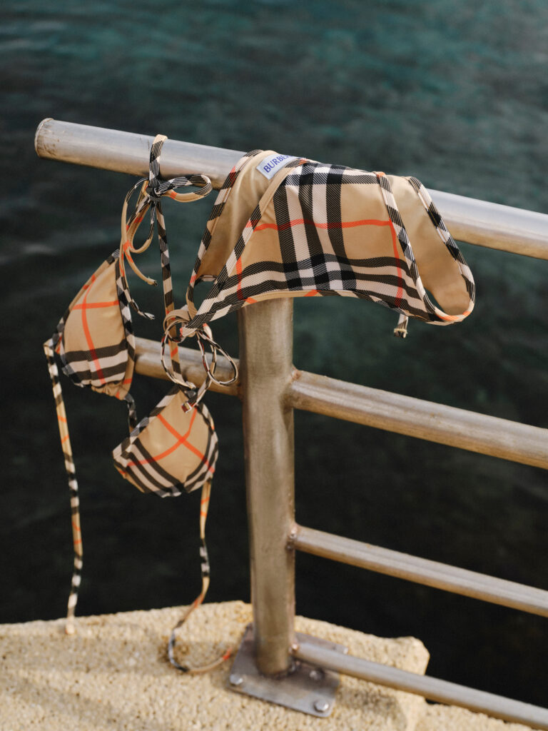 Burberry installe son motif Check sur la Riviera des Fitzgerald 53 BURBERRY 2026 HT BELLE RIVES STILL LIFE sRGB CROPPED CLEAN 03 3x4