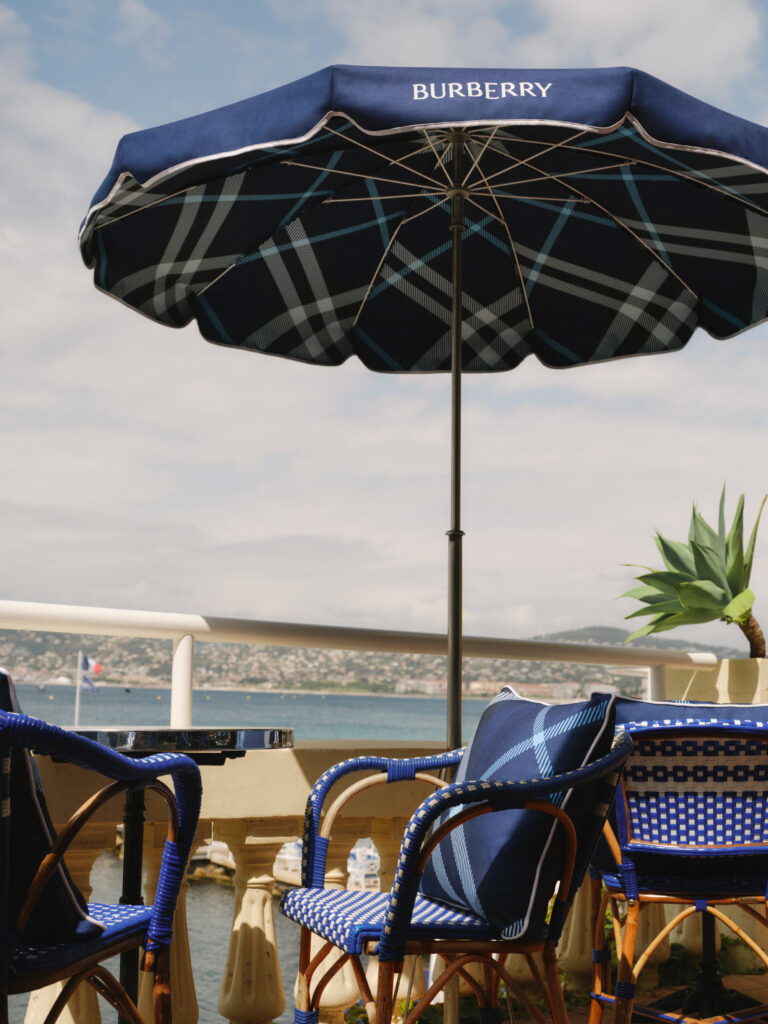 Burberry installe son motif Check sur la Riviera des Fitzgerald 55 BURBERRY 2026 HT BELLE RIVES TERRACE sRGB CROPPED CLEAN 02 3x4