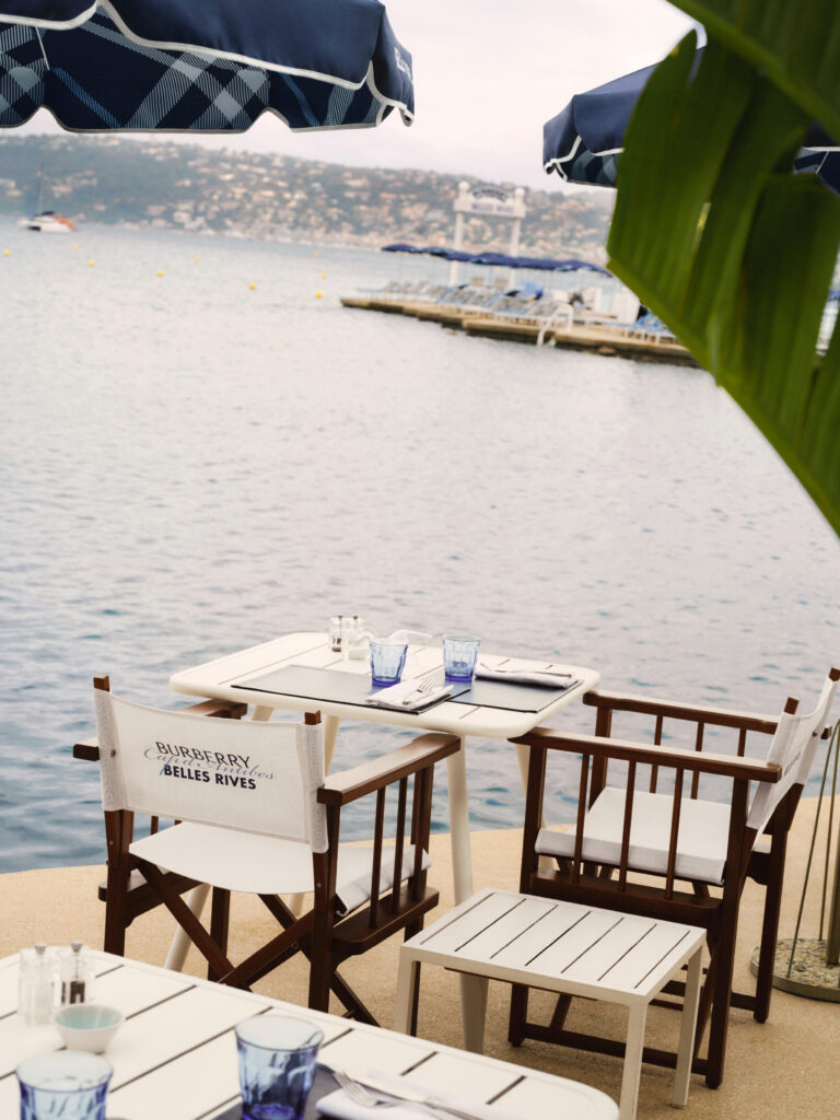 Burberry installe son motif Check sur la Riviera des Fitzgerald 56 BURBERRY 2026 HT BELLE RIVES TERRACE sRGB CROPPED CLEAN 03 3x4