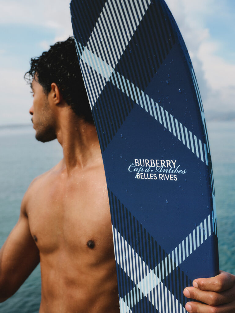 Burberry installe son motif Check sur la Riviera des Fitzgerald 57 BURBERRY 2026 HT BELLE RIVES WATER ACTIVITY sRGB CROPPED CLEAN 01 3x4