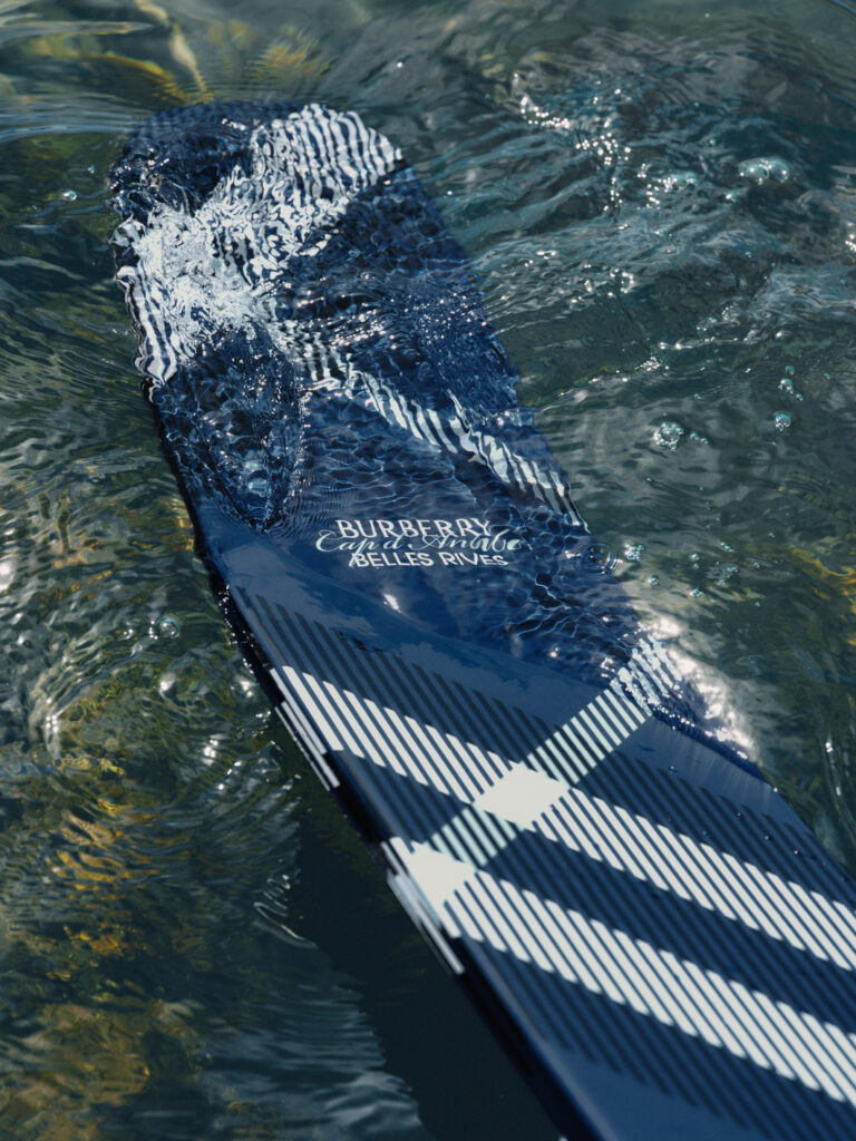 Burberry installe son motif Check sur la Riviera des Fitzgerald 58 BURBERRY 2026 HT BELLE RIVES WATER ACTIVITY sRGB CROPPED CLEAN 02 3x4