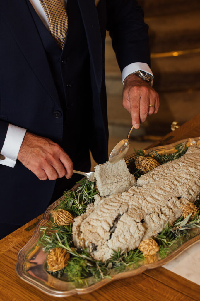 Le Taillevent, 80 ans : ce que la salle sait que la cuisine ne peut pas dire 25 Bar en croute de sel geste 3 c Arbes Food